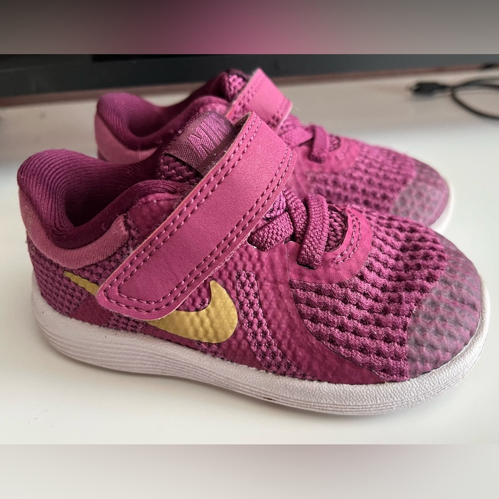 Girls Toddler Nike tennis shoes.